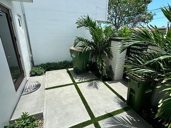 2nd image of 2207 1/2 NE 123rd St