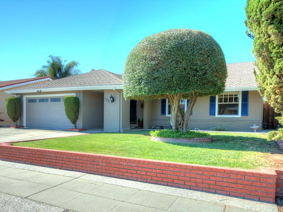 1st image of 404 Avenida Abetos
