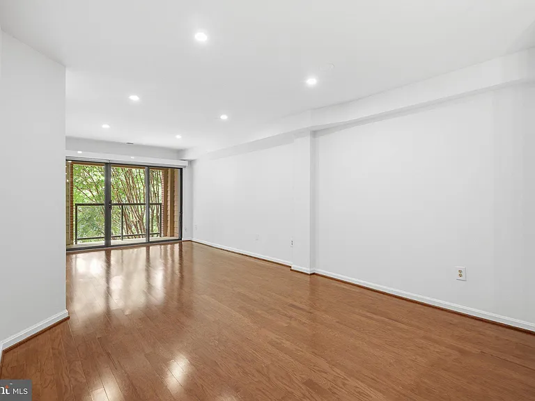 1029 N Stuart St #216 — Photo 9