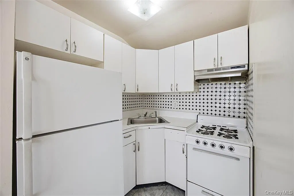 3 bed, 1.5 bath, 1840 sqft, $3,753 — Photo 3