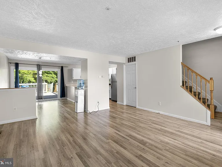 1043 Debbie Ave — Photo 4