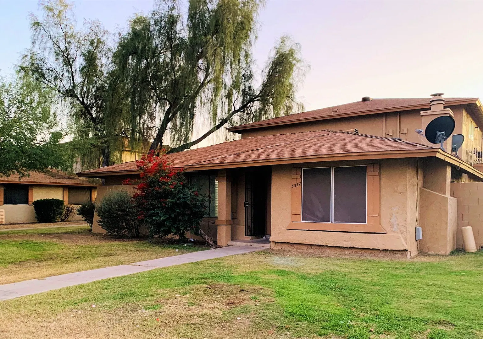 3357 W Harmont Dr — Photo 2