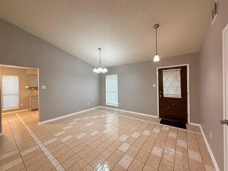 2834 Naples Dr — Photo 2