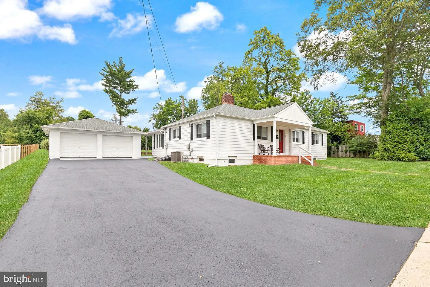 5 bed, 2.0 bath, 2359 sqft, $3,150 — Photo 2
