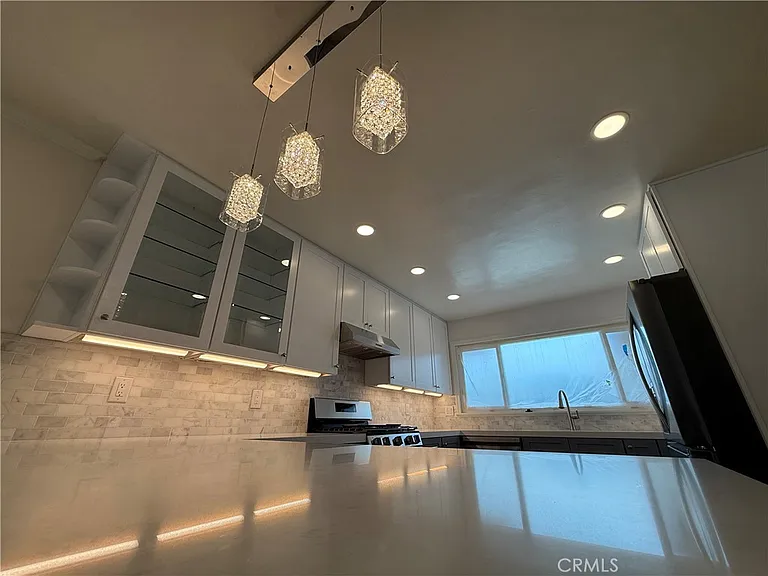 5621 Kenwood Ave — Photo 3