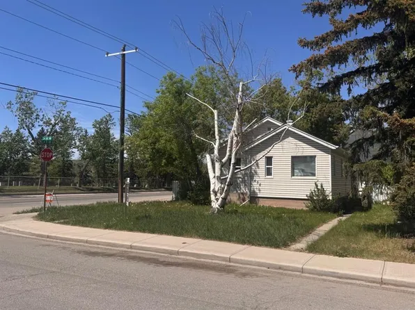 458 S 34th Ave NW, Calgary, AB T2K 0B8
