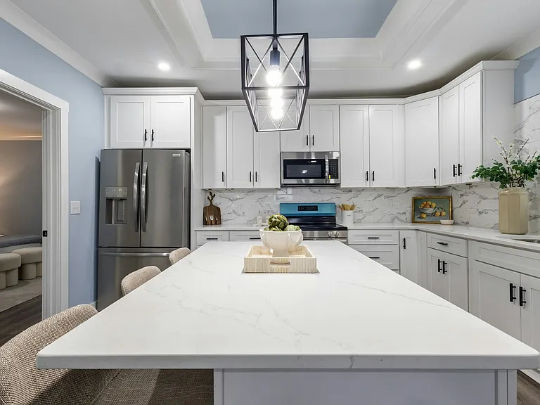 305 E Henry St — Photo 9