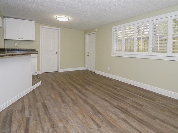 5th image of 907 E Lambright St