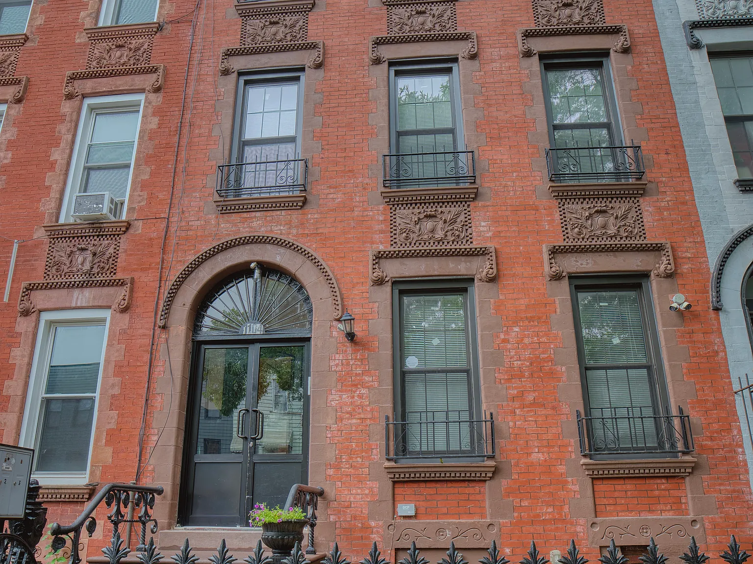 1104 Jefferson Avenue — Photo 2