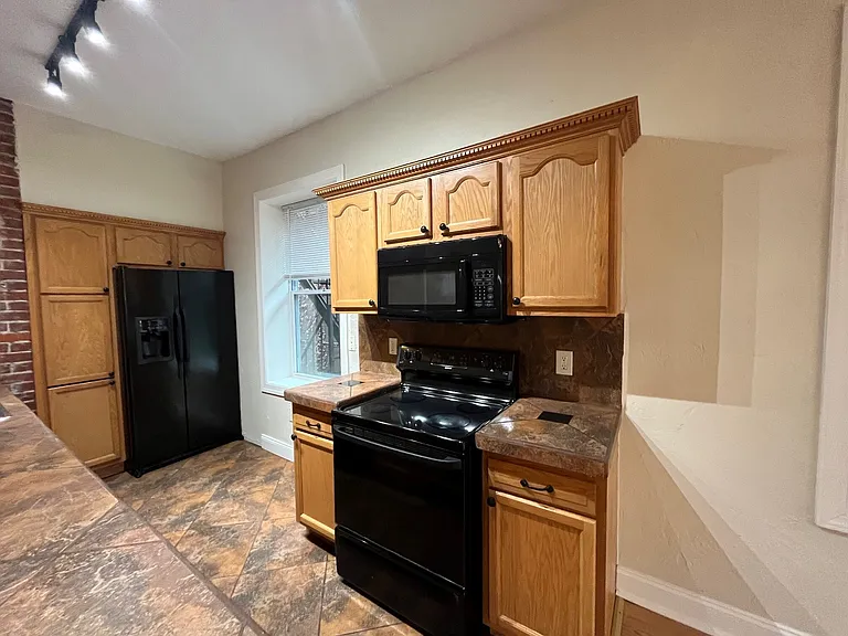 217 Stratford Ave — Photo 4