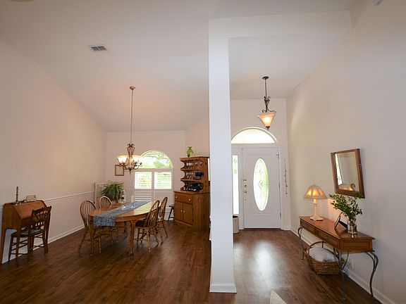 3rd image of 400 Chipley Pl W