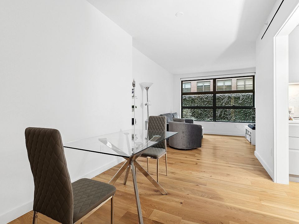 1st image of 547 W 47th St Room 103