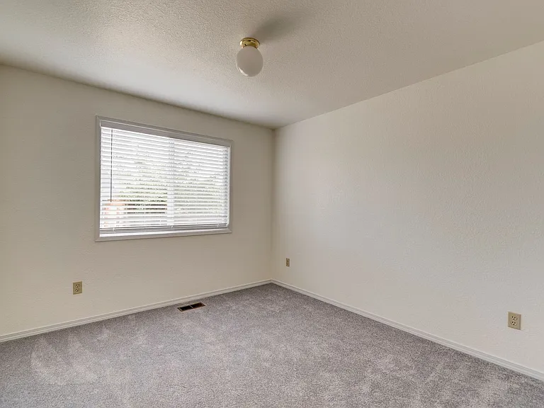 418 SW Erie Cir — Photo 18