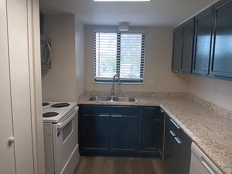 2541 S Myrtle Ave #C — Photo 33
