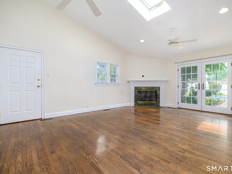 18 Elm Tree Pl #1 — Photo 3