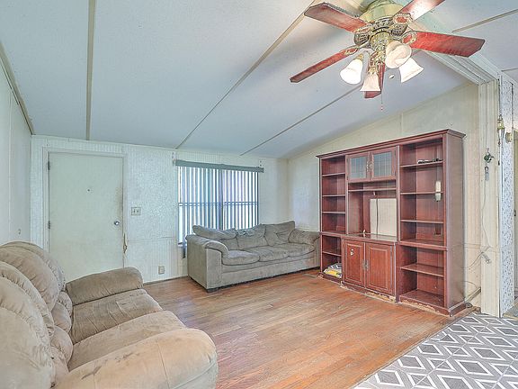 5th image of 735 Coral Acres Dr
