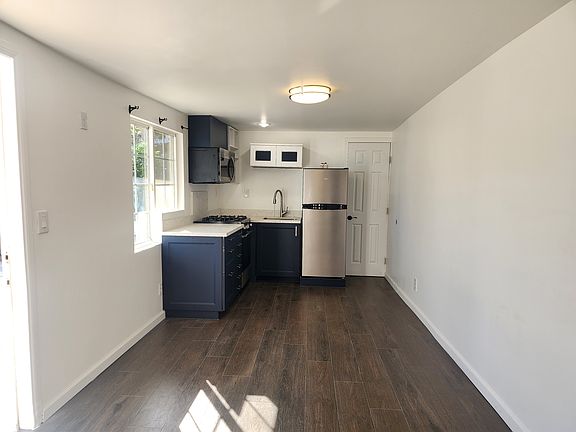 3rd image of 15935 Wyandotte St #B