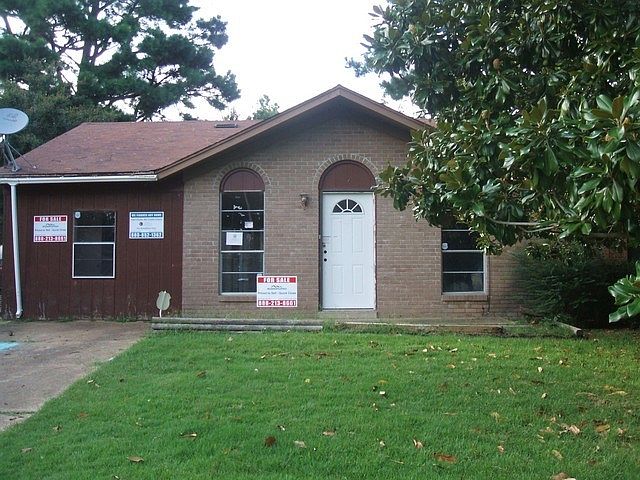 1st image of 3020 Briarwood Dr