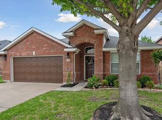 9011 Rainland Dr, Arlington, TX 76002