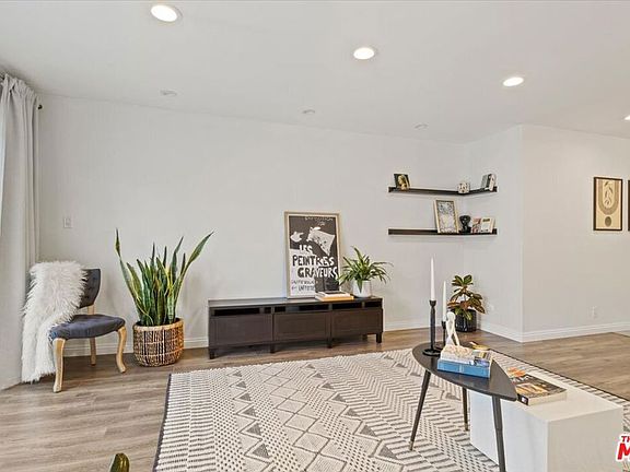 5th image of 12157 Moorpark Street #106