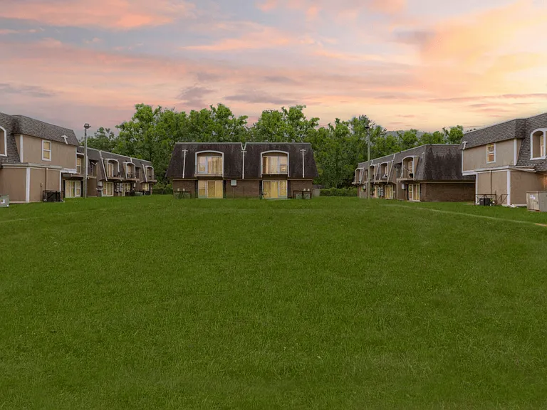 Ravenwood Apartments — Photo 8