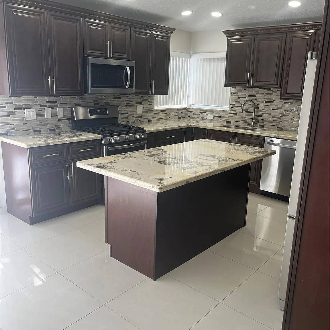 3 bed, 2.0 bath, 1452 sqft, $3,400 — Photo 3