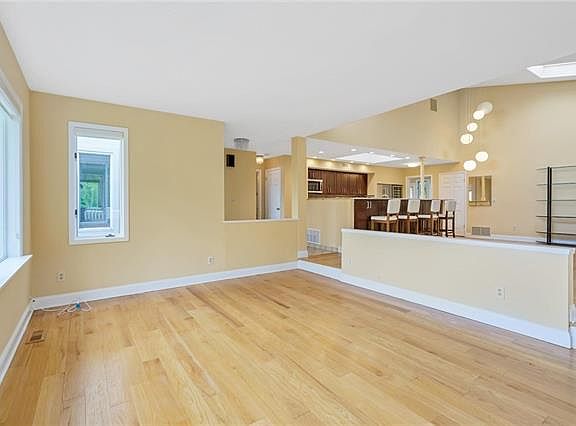 5th image of 213 Hudson Hills Dr