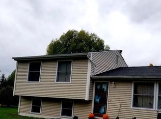 121 Cranberry Dr, Farmington, NY 14425