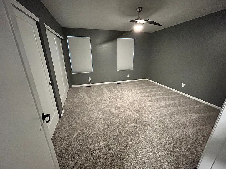 Master bedroom (2 closets)
