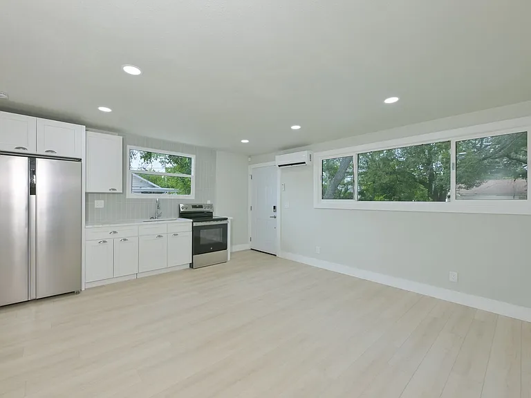 1161 Howard St — Photo 8