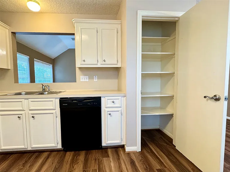 4006 Hunnington Dr — Photo 17
