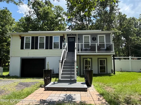 4469 Pine Ridge Dr, Bushkill, PA 18324
