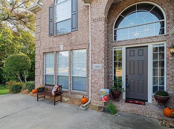 2nd image of 1001 Bel Air Dr