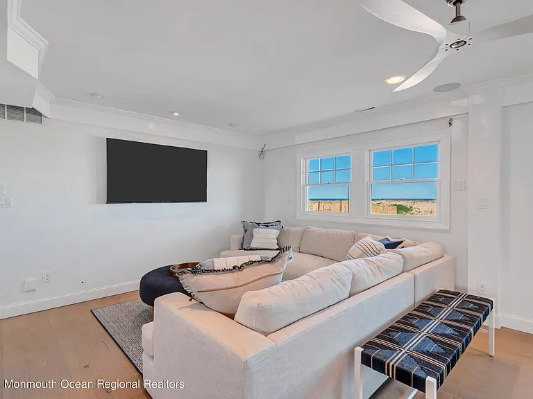 706 Morven Ter — Photo 43
