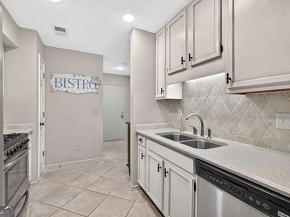 5th image of 868 Edgewater Cir