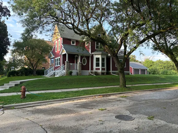 2204 N Booth St, Milwaukee, WI 53212