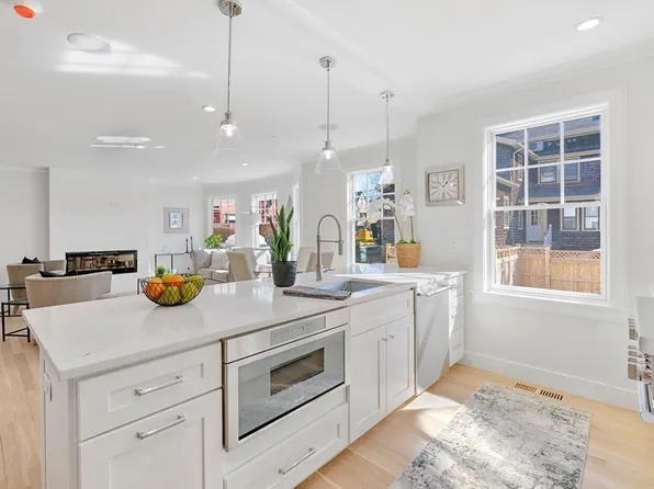 8 Sycamore St #A, Somerville, MA 02143