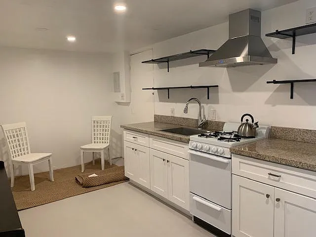 Studio, 500 sqft, $2,700 — Photo 2