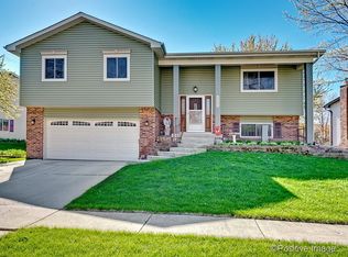 6679 Foxtree Ave, Woodridge, IL 60517