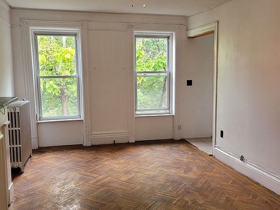 4th image of 587 Carlton Ave #3T
