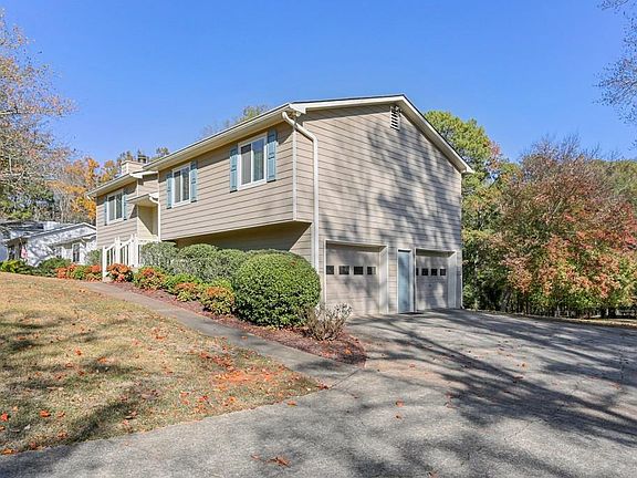 3rd image of 571 Rivercrest Dr
