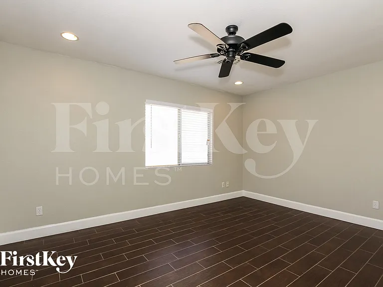 9156 W Quail Ave — Photo 8