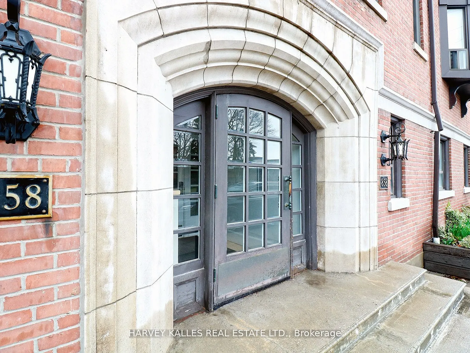 858 Davenport Rd — Photo 2