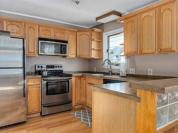 2nd image of 121 35th St #A