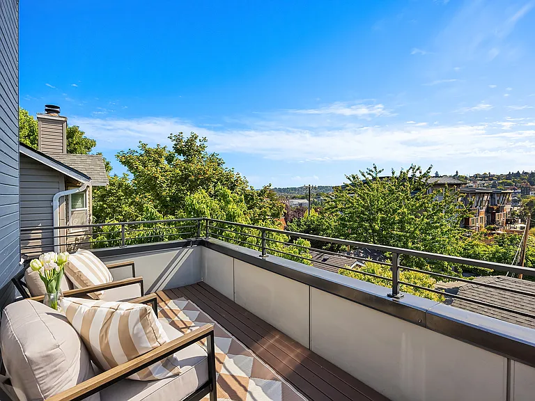 Deck (third floor)
