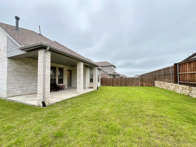 2410 Doncaster Dr — Photo 22