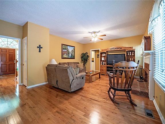 3rd image of 3614 Broken Arrow Dr
