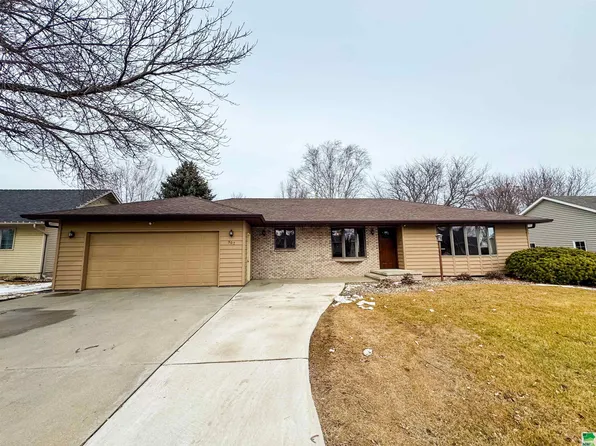 907 6th St SE, Orange City, IA 51041