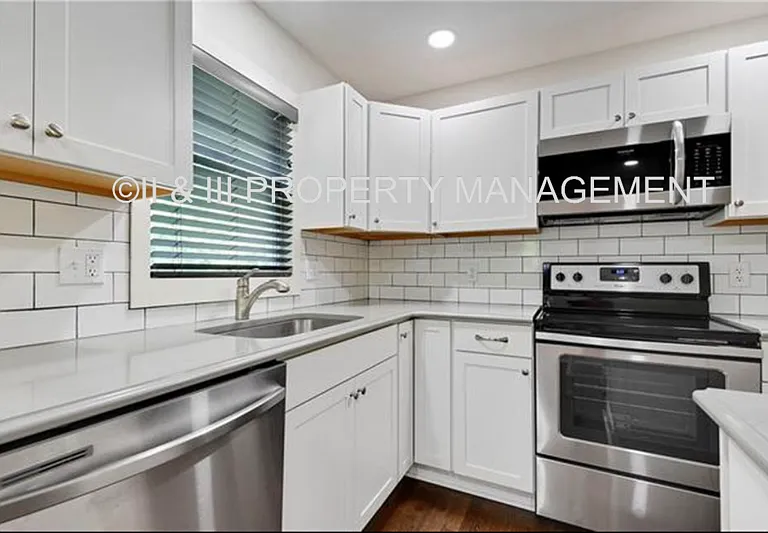6406 W 72nd Ter — Photo 10