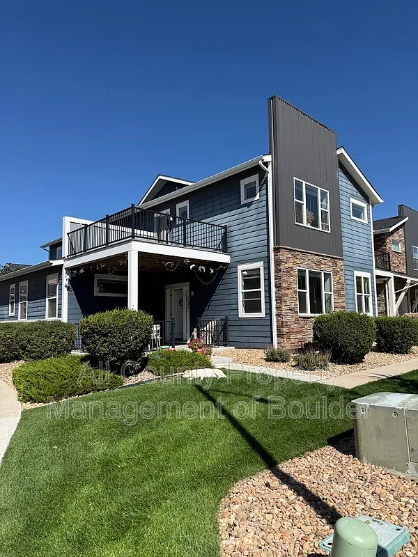 2 bed, 3.0 bath, 2303 sqft, $2,600 — Photo 1